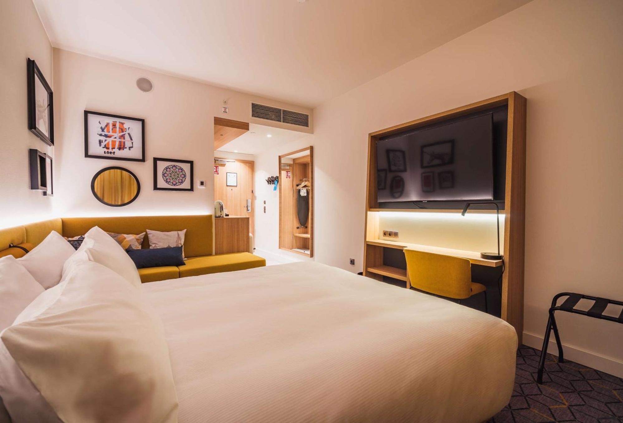 Hampton By Hilton Lodz City Center Bagian luar foto