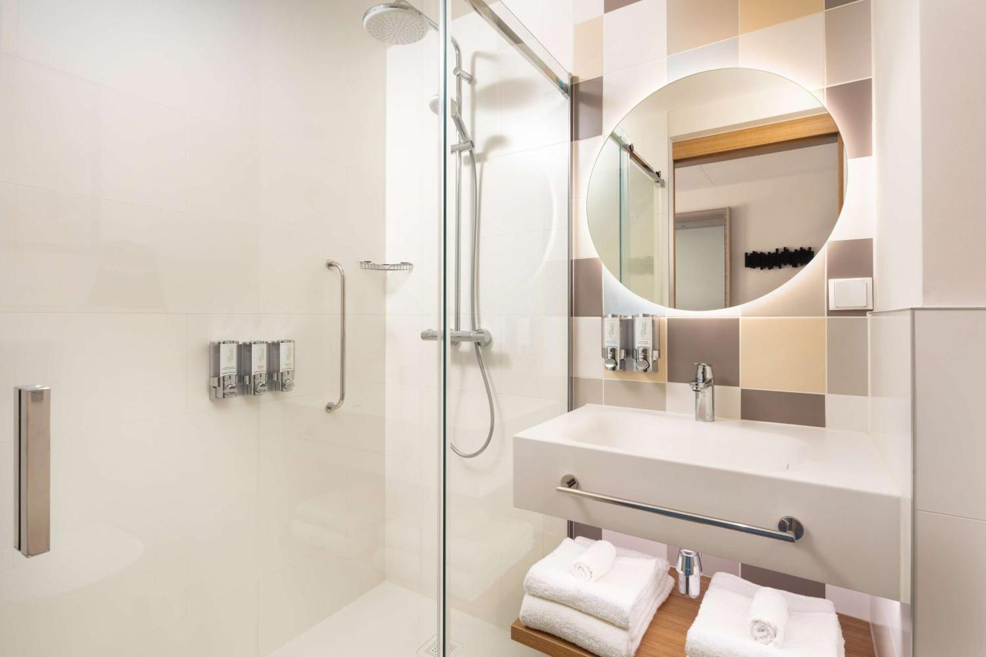 Hampton By Hilton Lodz City Center Bagian luar foto