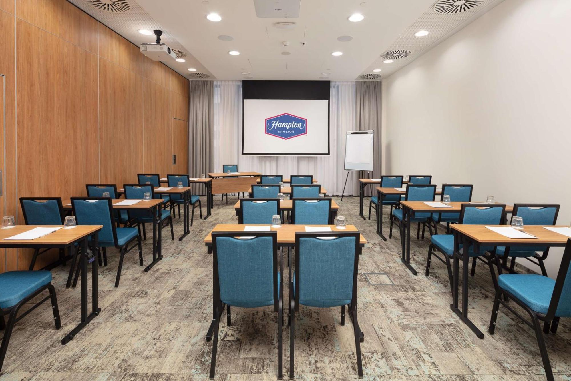 Hampton By Hilton Lodz City Center Bagian luar foto