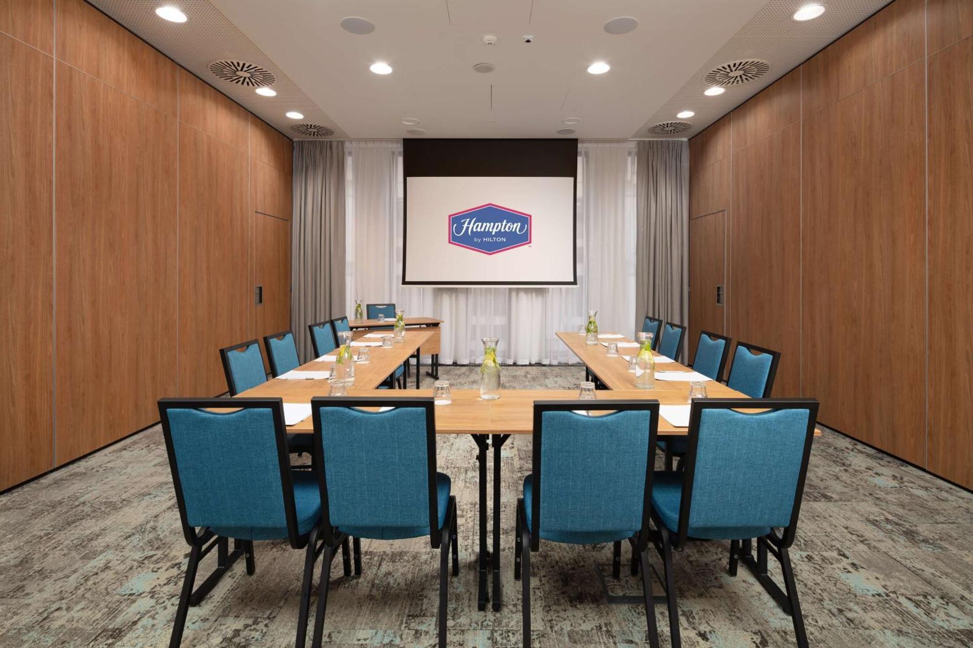 Hampton By Hilton Lodz City Center Bagian luar foto